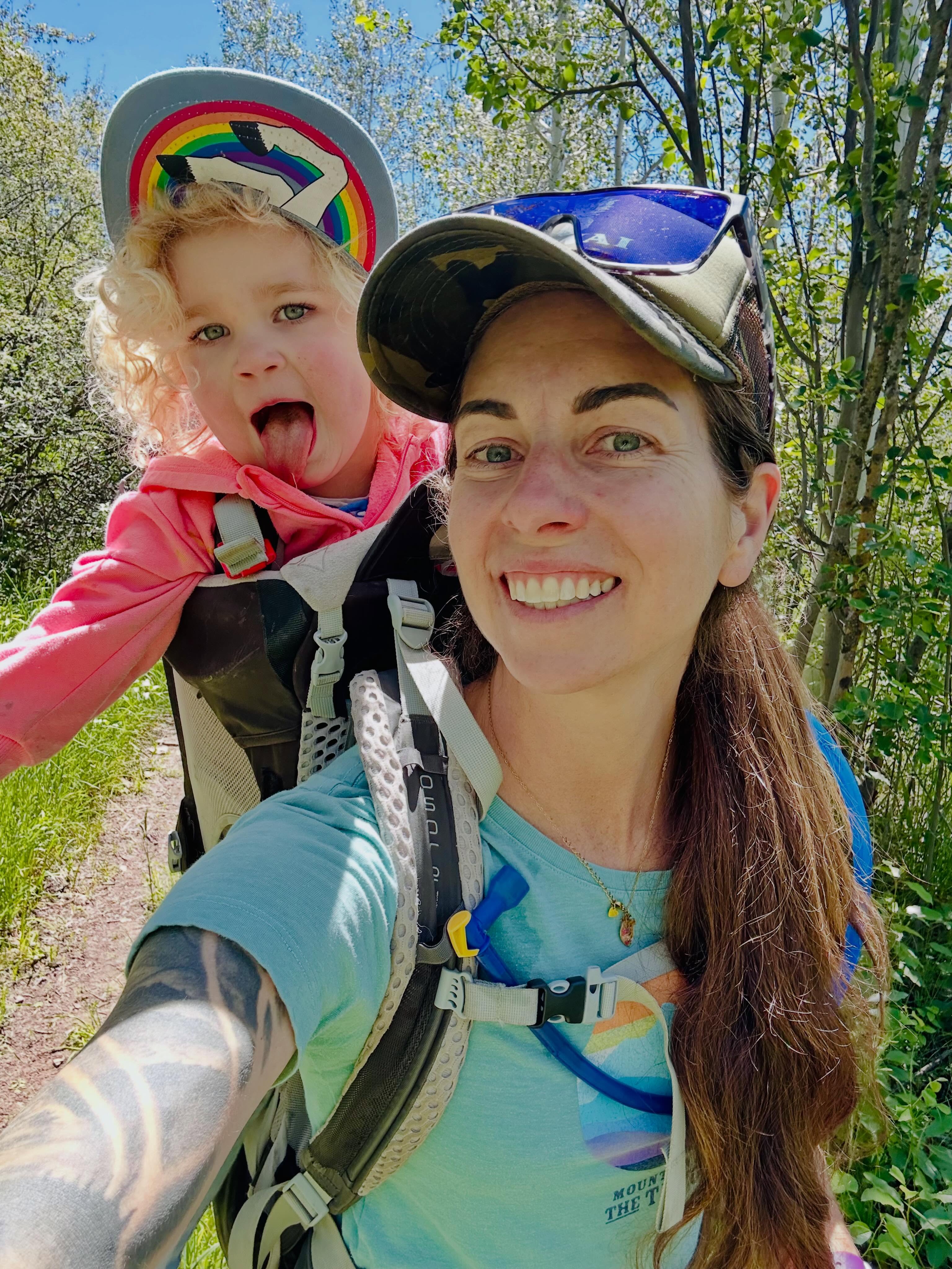 Today’s workout: one toddler, one backpack, one mountain trail, and approximately 47 requests for snacks. 🏔️🎒😂
On pa